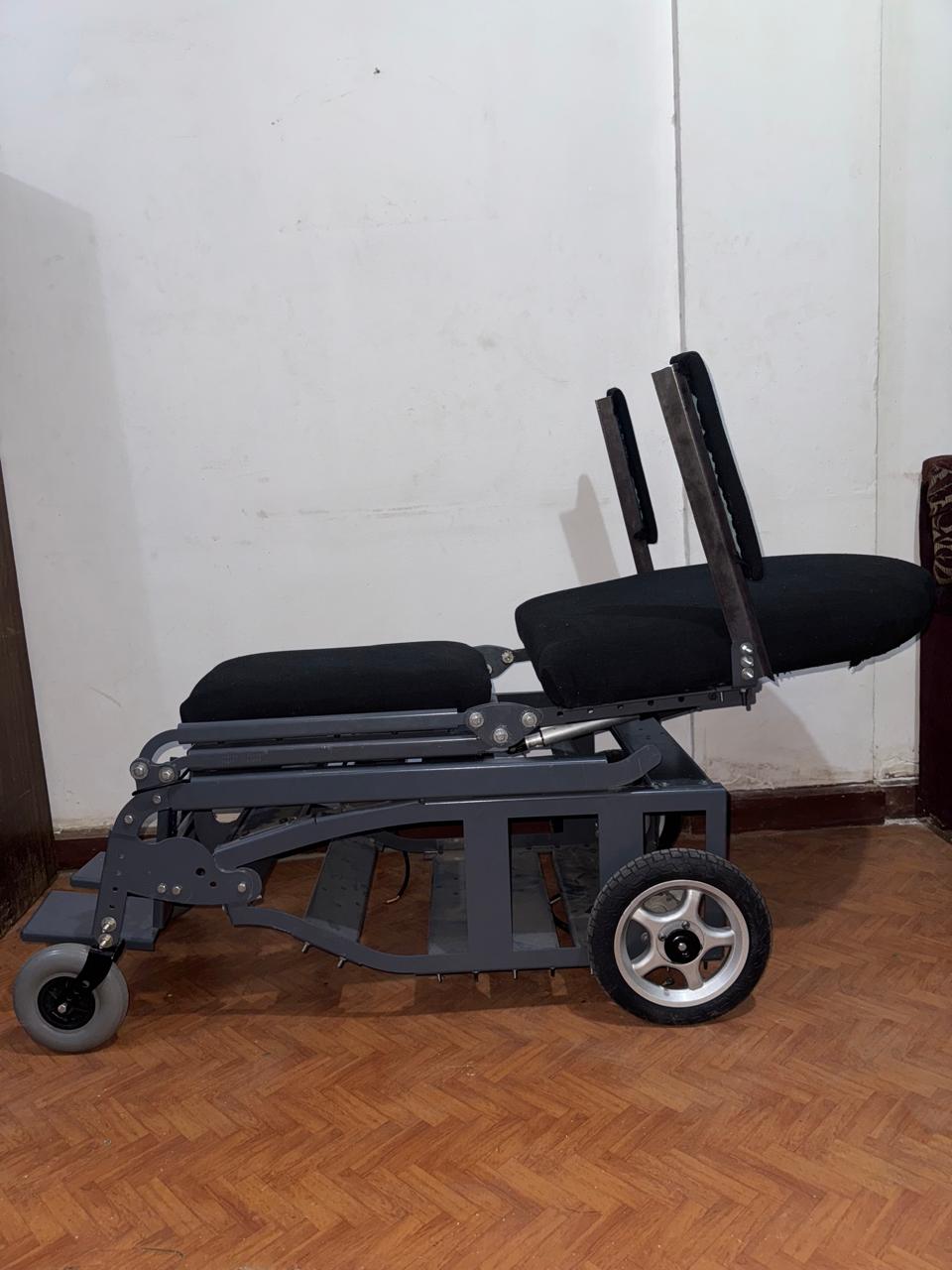 كرسي ذكي لمساعدة ذوي الإعاقة الحركية على الوقوف