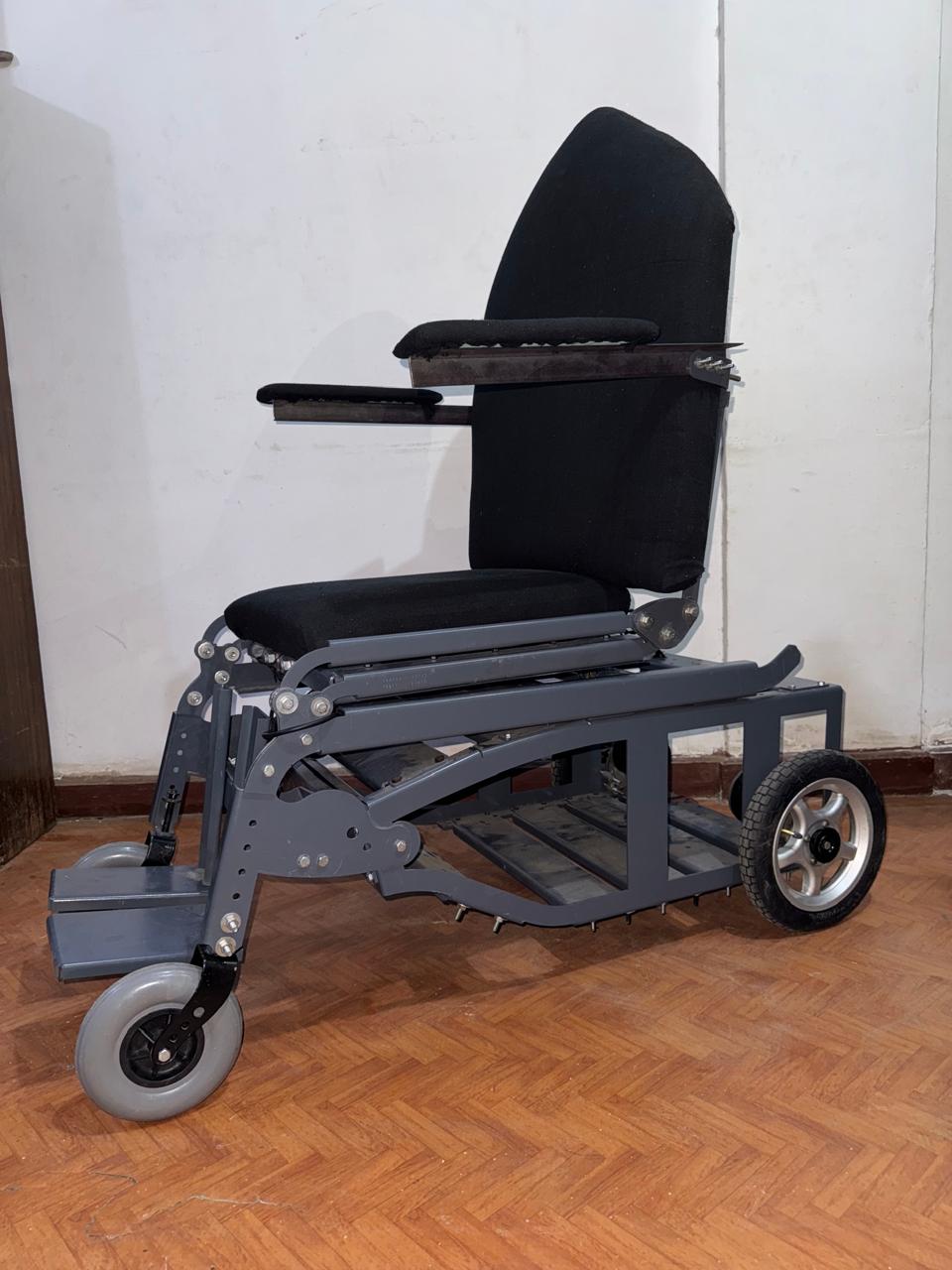 كرسي ذكي لمساعدة ذوي الإعاقة الحركية على الوقوف