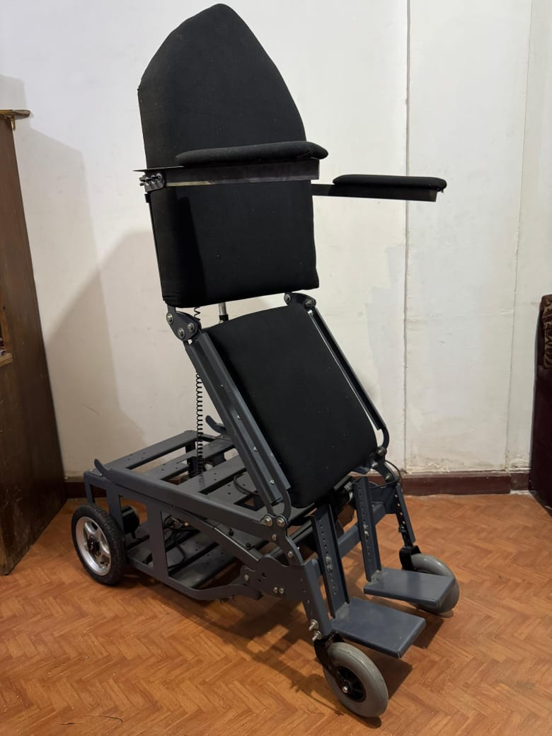 كرسي ذكي لمساعدة ذوي الإعاقة الحركية على الوقوف