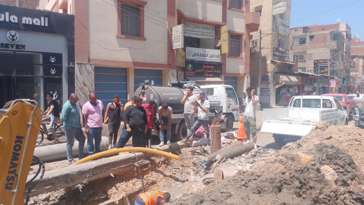 جهود مكثفة لإصلاح انفجار في خط طرد الصرف الصحي ببسيون