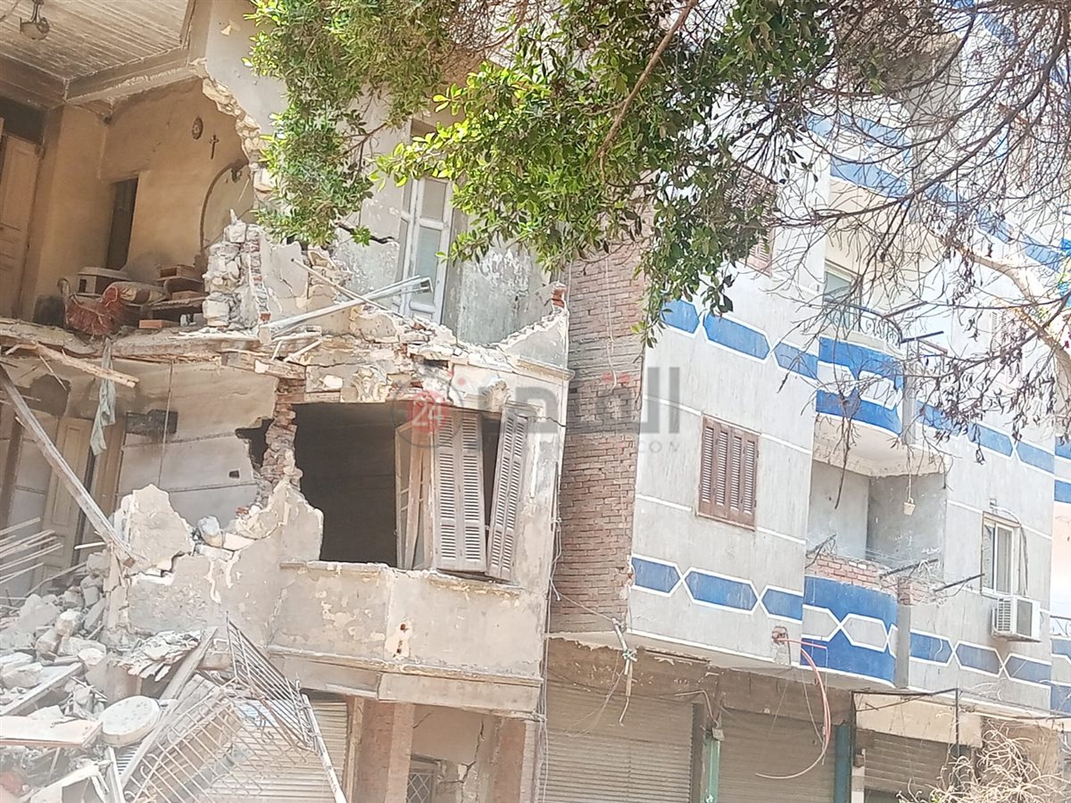 إزالة عقار آيل للسقوط يهدد الأرواح في مصر القديمة