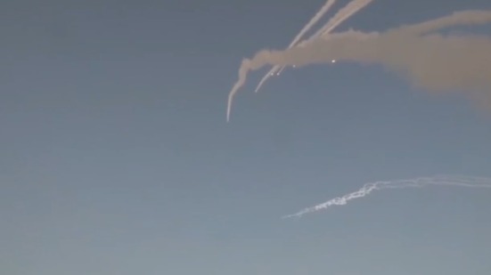 شاهد إطلاق الصواريح الإيرانية تجاه إسرائيل بعد صلاة الجمعة اليوم