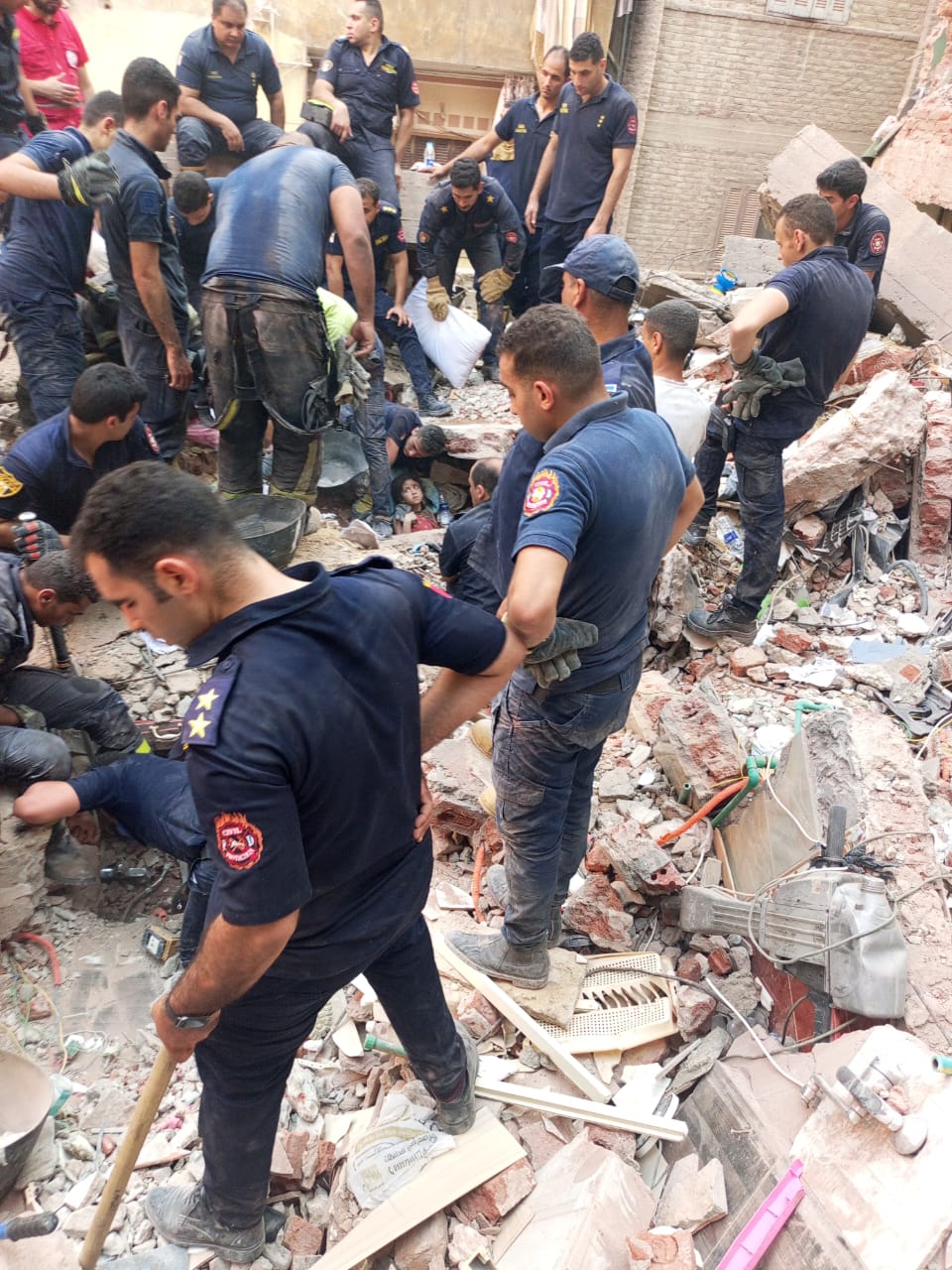  استخراج فتاة صغيرة من أسفل عقار حدائق القبة المنهار