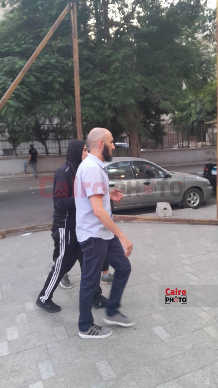 المخرجة سارة وفيق تتلقى واجب العزاء في والدتها بمسجد عمر مكرم