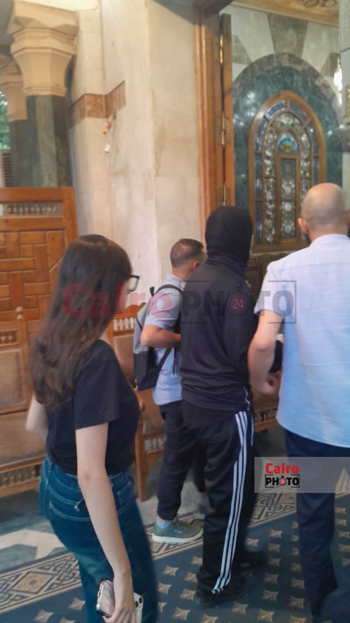 المخرجة سارة وفيق تتلقى واجب العزاء في والدتها بمسجد عمر مكرم