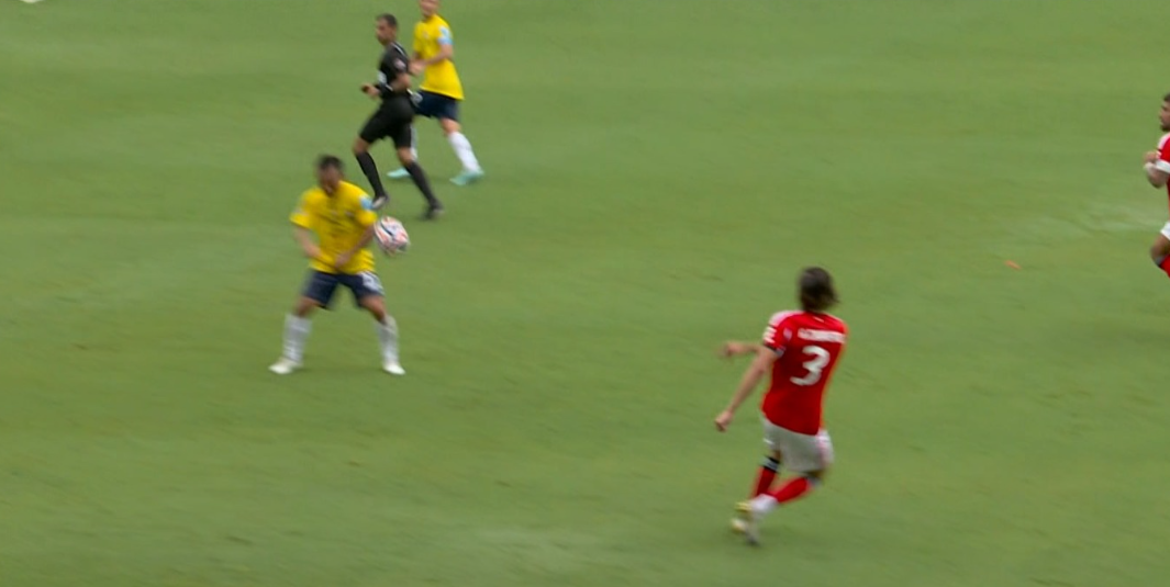 لاعب أوكلاند سيتي يرفض الخروج من مباراة بنفيكا بالرغم من إصابته