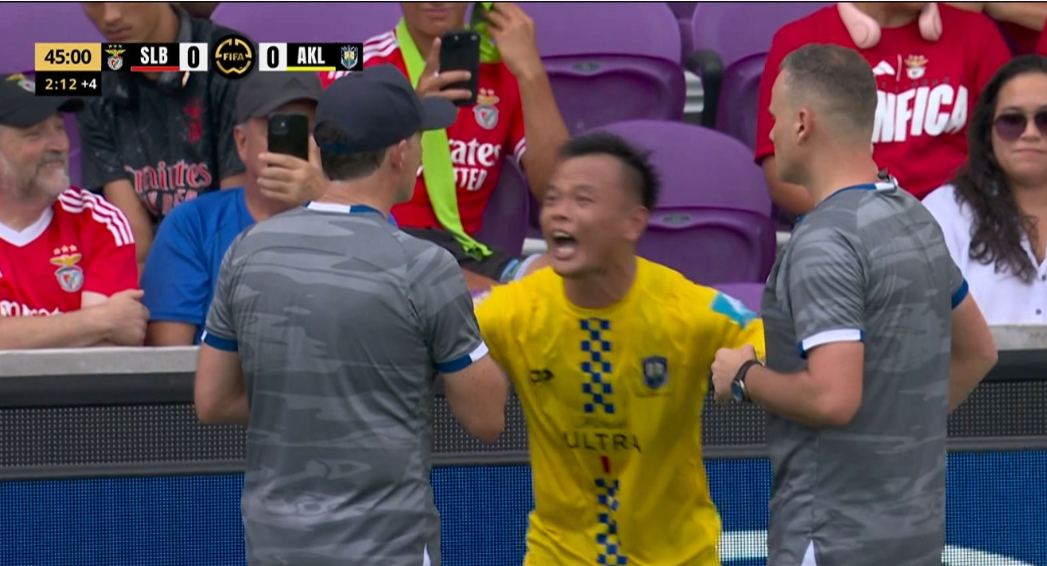 لاعب أوكلاند سيتي يرفض الخروج من مباراة بنفيكا بالرغم من إصابته