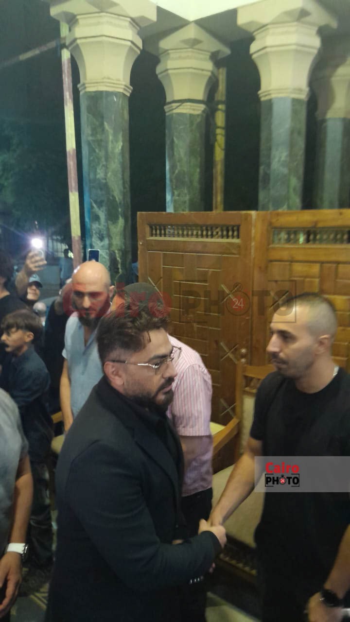 تامر حسني يقدم واجب العزاء في والدة المخرجة سارة وفيق بمسجد عمر مكرم
