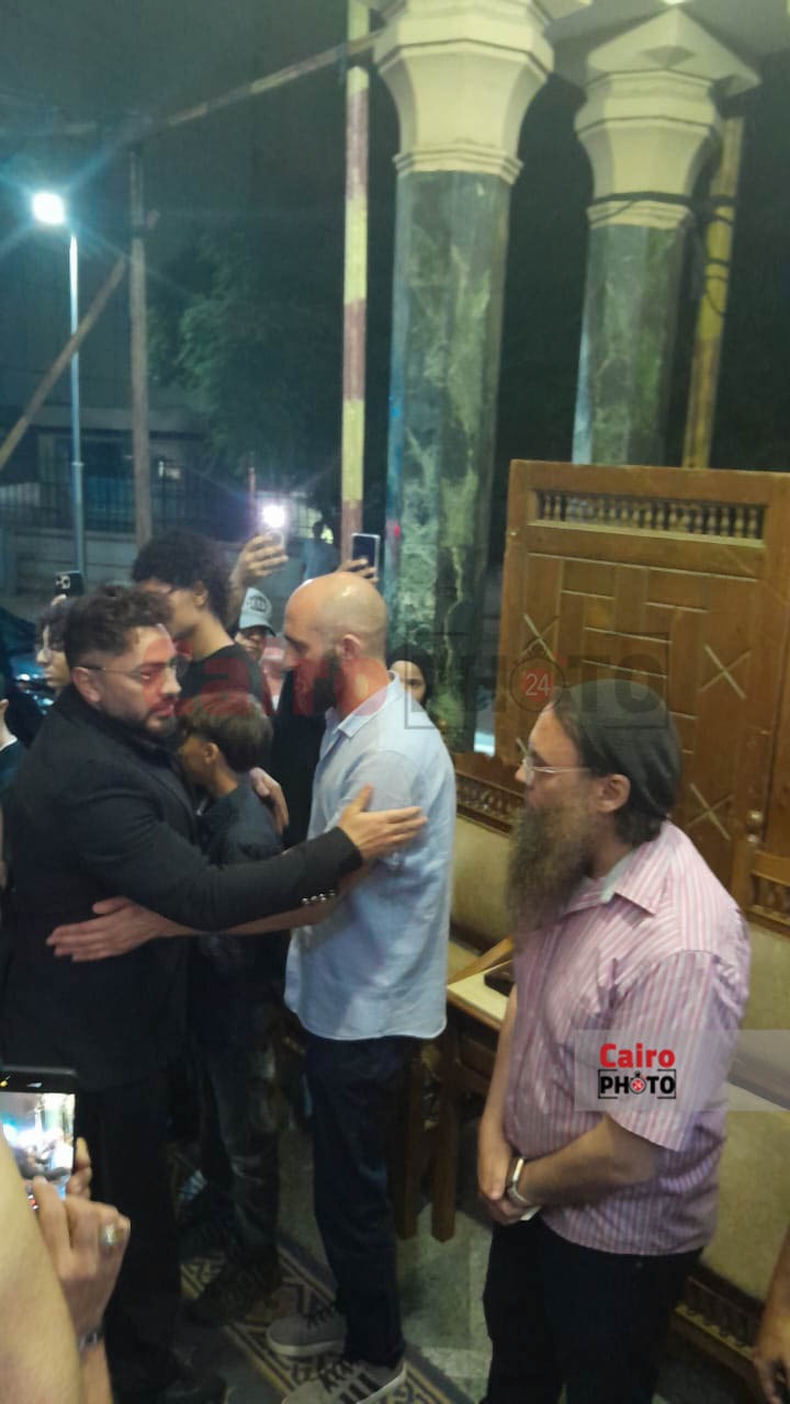 تامر حسني يقدم واجب العزاء في والدة المخرجة سارة وفيق بمسجد عمر مكرم