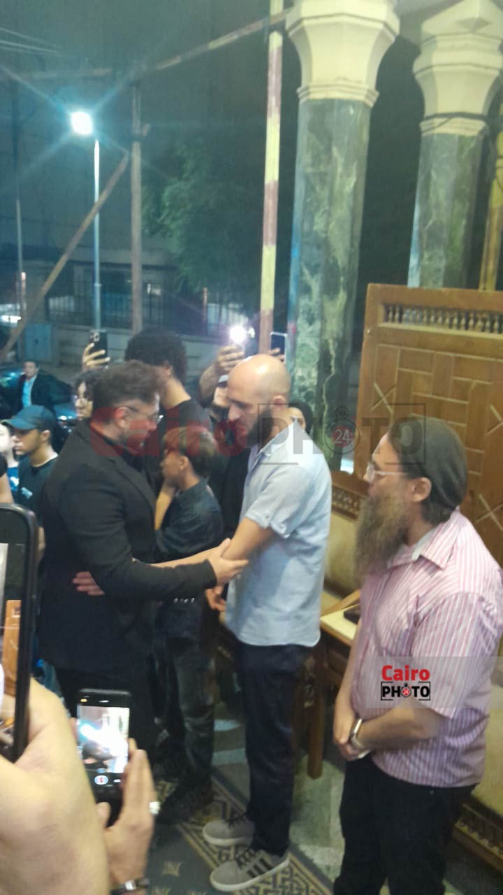 تامر حسني يقدم واجب العزاء في والدة المخرجة سارة وفيق بمسجد عمر مكرم