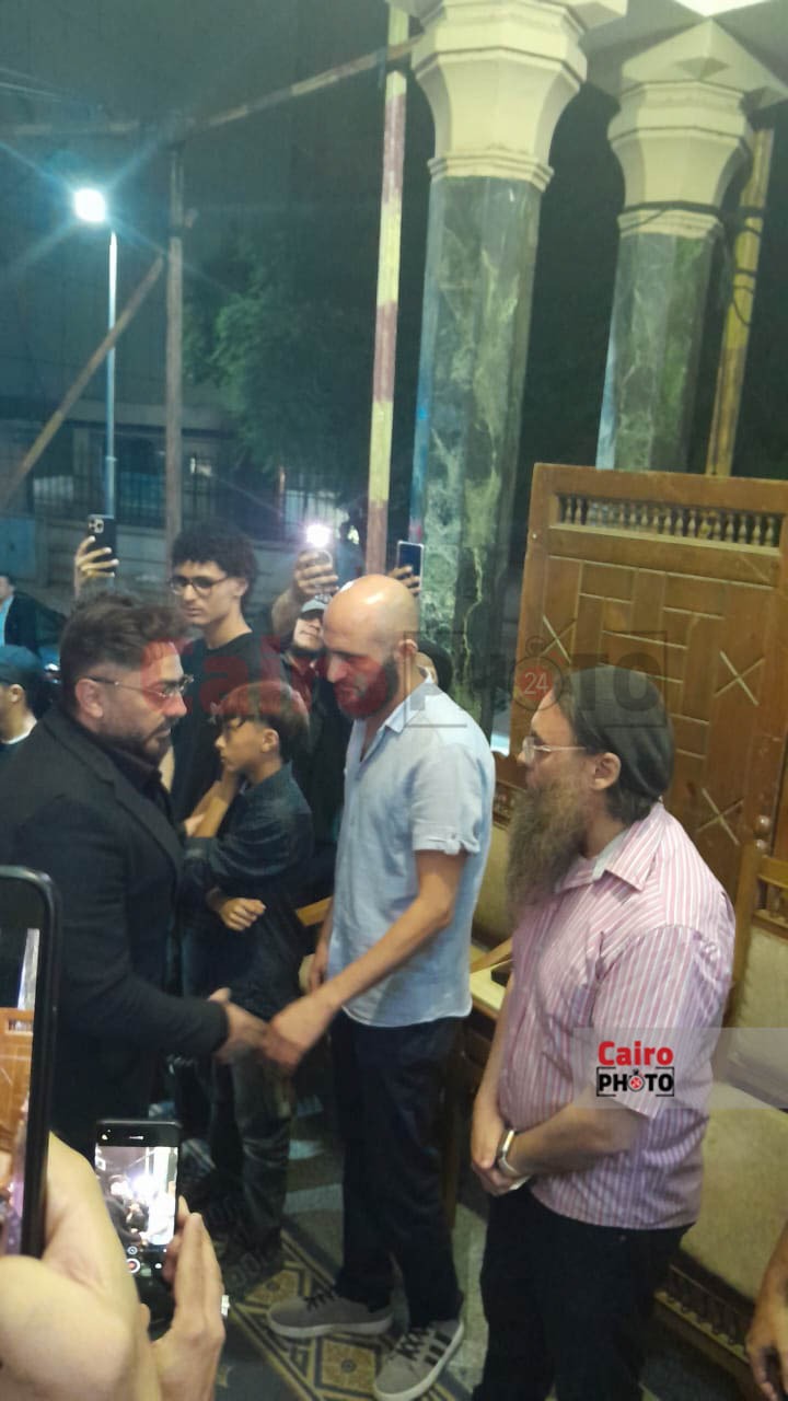 تامر حسني يقدم واجب العزاء في والدة المخرجة سارة وفيق بمسجد عمر مكرم