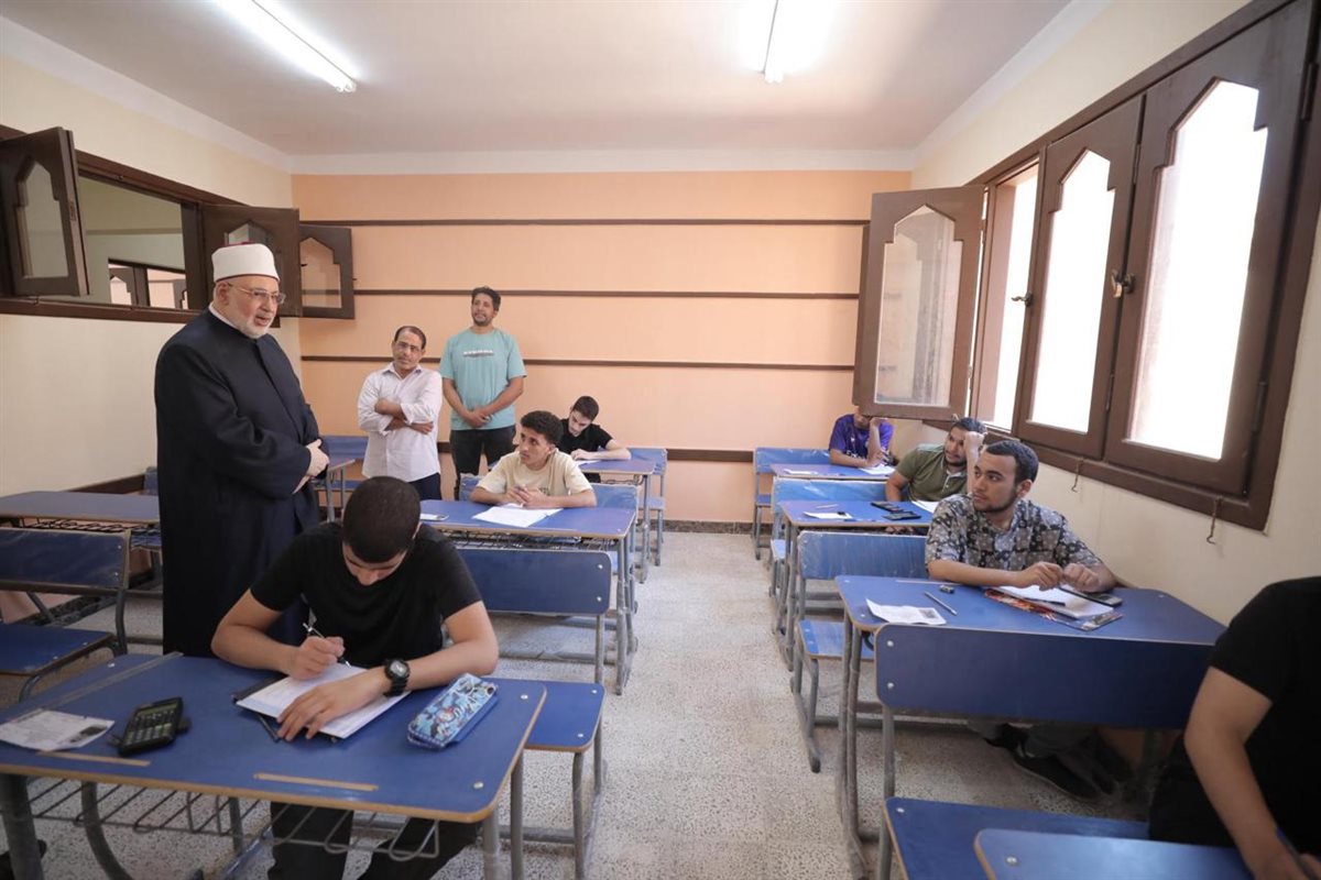وكيل الأزهر يتفقد لجان معاهد العبور في امتحان الكيمياء.. ويطمئن الطلاب على مادة الفيزياء
