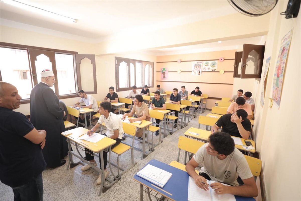 وكيل الأزهر يتفقد لجان معاهد العبور في امتحان الكيمياء.. ويطمئن الطلاب على مادة الفيزياء