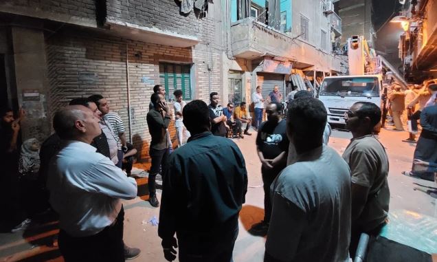 محافظ القاهرة بموقع انهيار عقارين بحدائق القبة