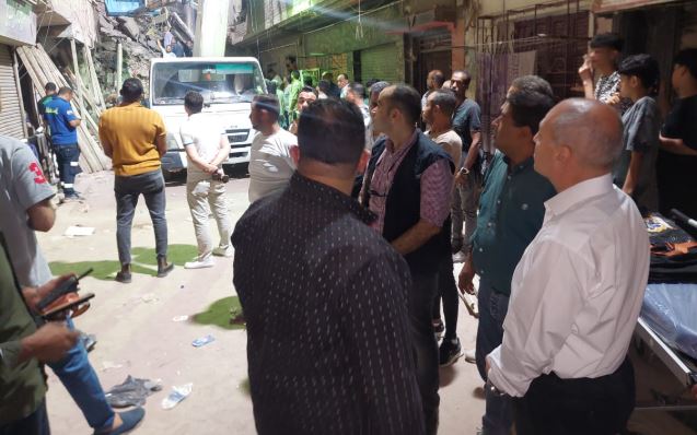 محافظ القاهرة بموقع انهيار عقارين بحدائق القبة