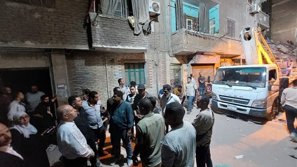 محافظ القاهرة بموقع انهيار عقارين بحدائق القبة
