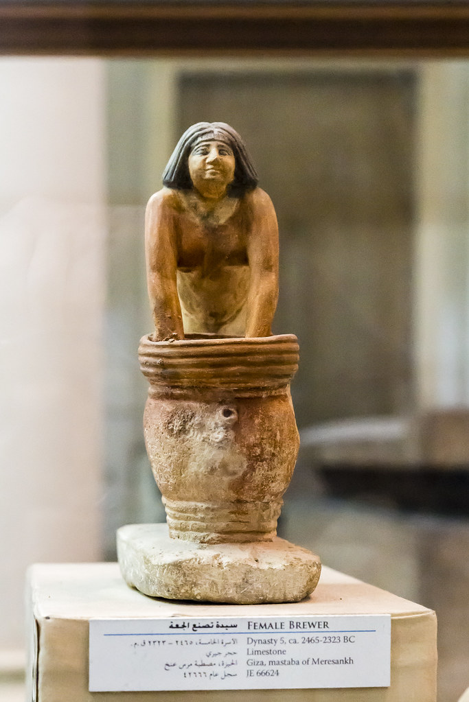 سيدة تحضّر الجعة