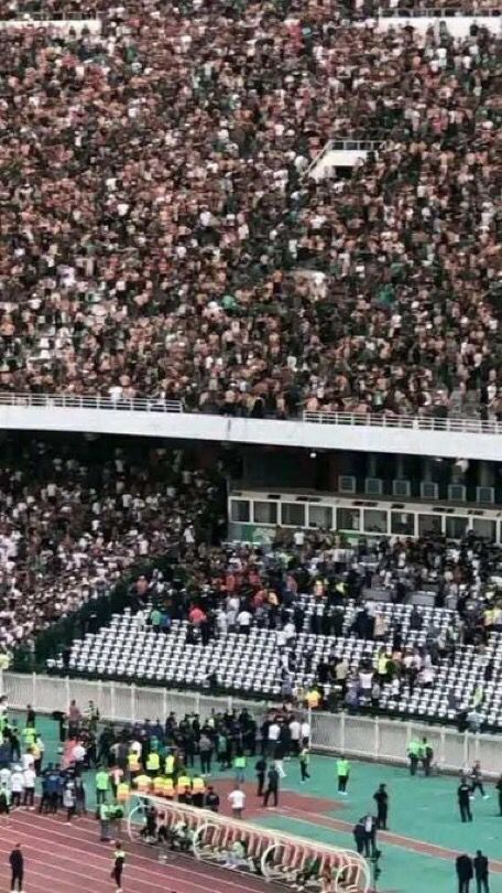 إلغاء مراسم تتويج نادي مولودية الجزائر بالدوري بعد سقوط جماهيره من المدرج العلوي