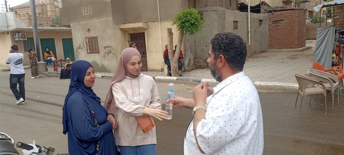مديري الإدارات التعليمية بالعبور والقناطر يوزعون مياهًا على طلاب الثانوية العامة