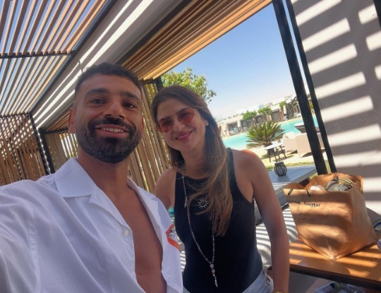 بصورة مع كارين فهمي مالكة مطعم galambo.. محمد صلاح يقضى أجازته في الساحل الشمالي