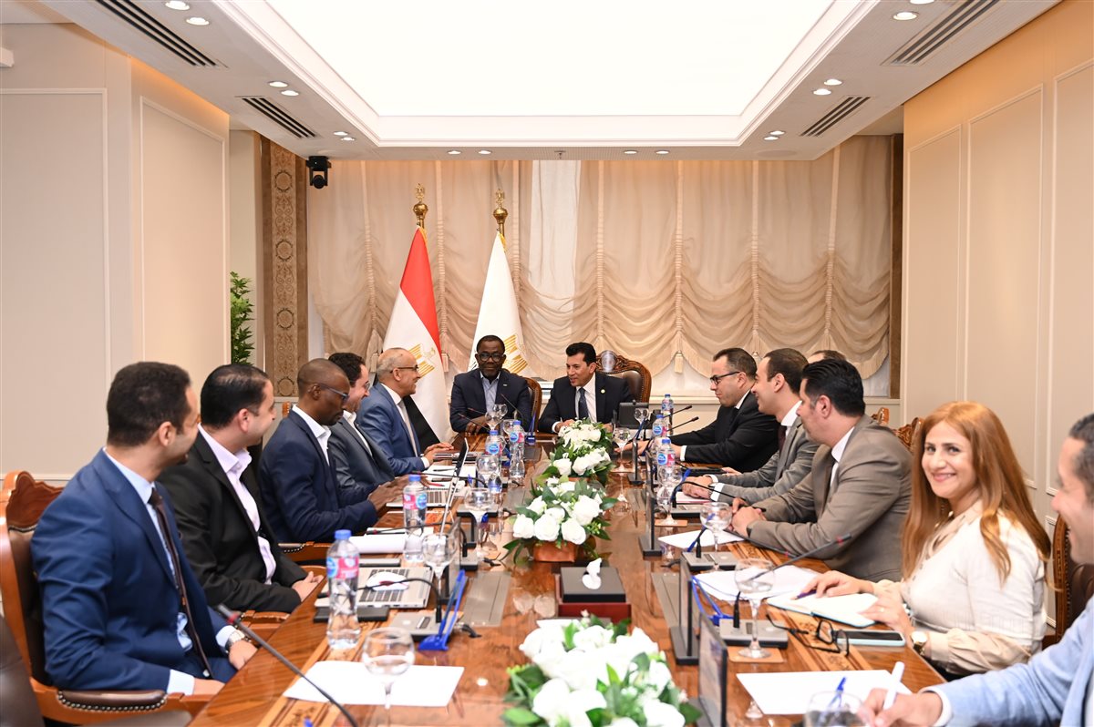 وزير الرياضة يلتقي الأمين العام للكاف لمتابعة مستجدات نقل المقر الجديد إلى العاصمة الإدارية<br> 