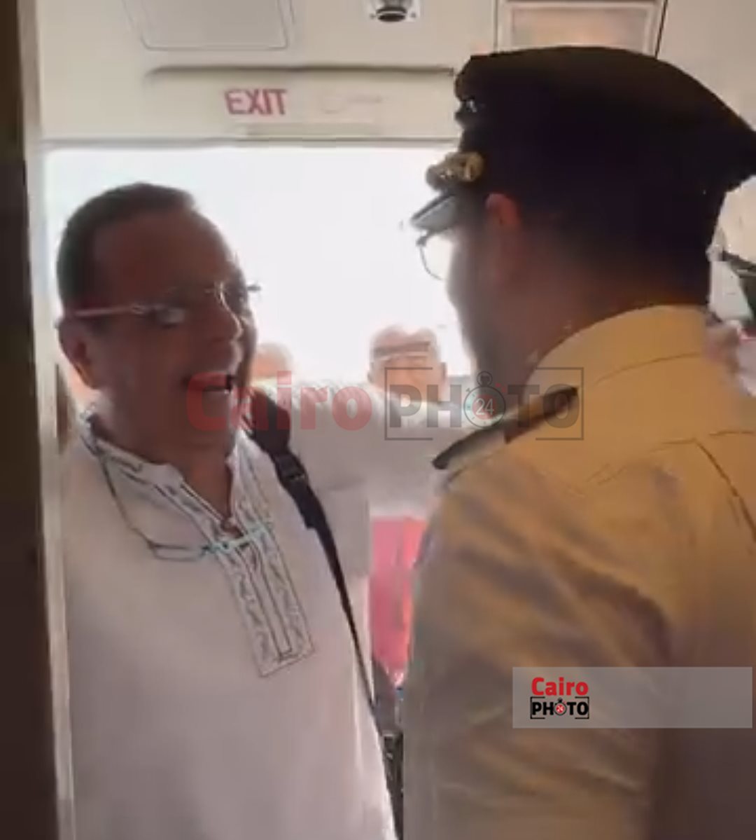 مشهد لقاء الأب بالطائرة 