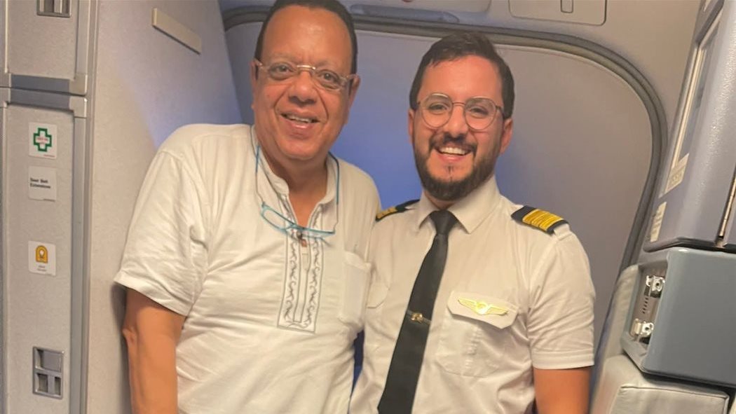 مشهد لقاء الأب بالطائرة - قص