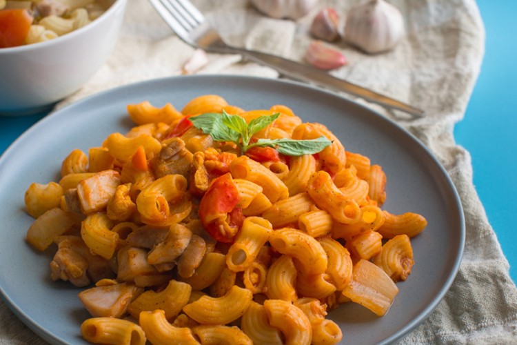 مقادير عمل مكرونة بالبطاطس والدجاج