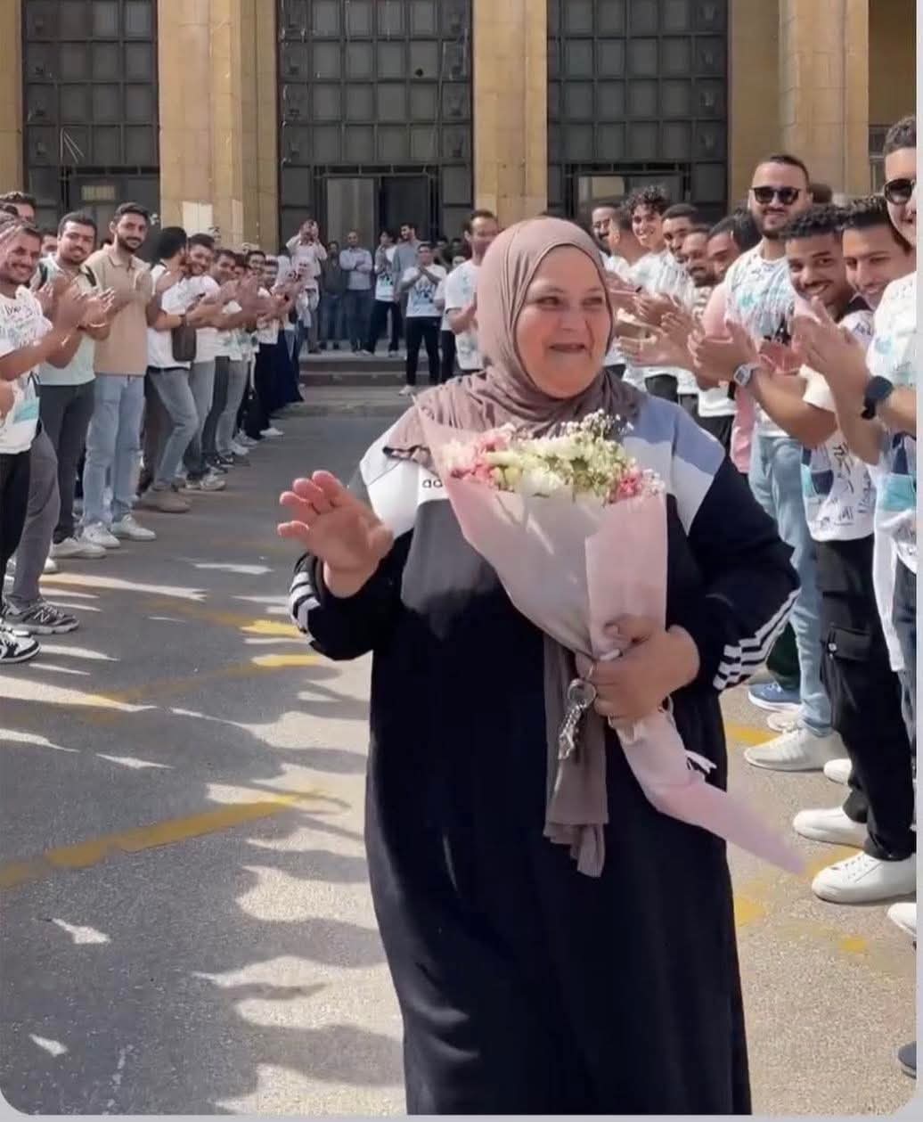 طلاب هندسة الإسكندرية يكرمون عاملة بممر شرفي في آخر أيام الامتحانات