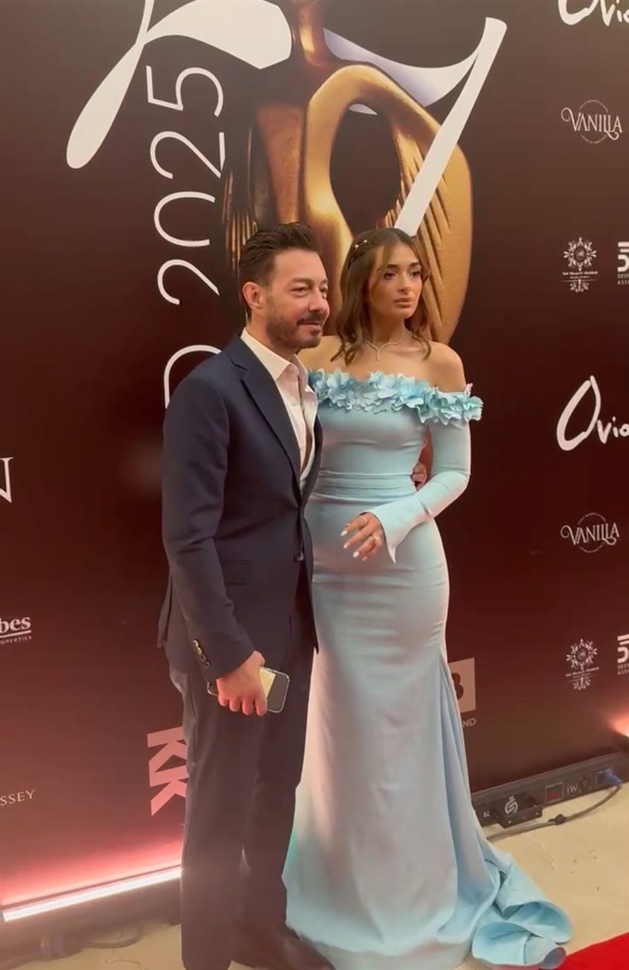 بعد تعافيها.. أول ظهور لـ ملك زاهر رفقة والدها لتكريمهما عن مسلسل 