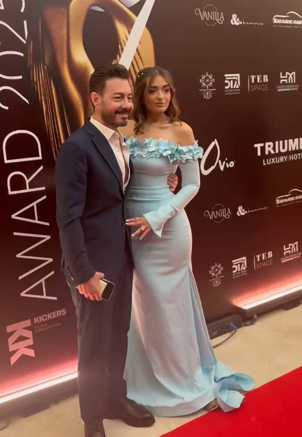 بعد تعافيها.. أول ظهور لـ ملك زاهر رفقة والدها لتكريمهما عن مسلسل 