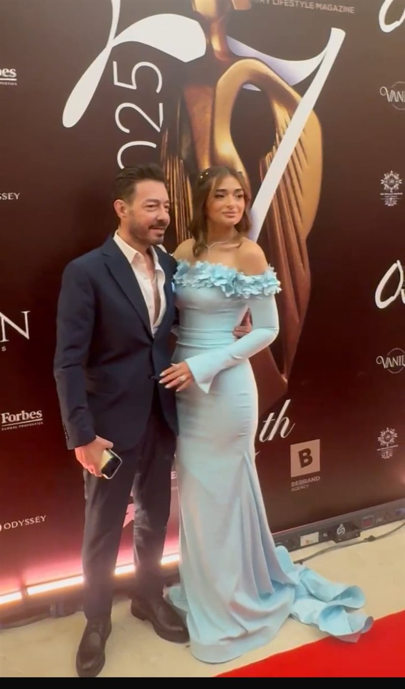 بعد تعافيها.. أول ظهور لـ ملك زاهر رفقة والدها لتكريمهما عن مسلسل 