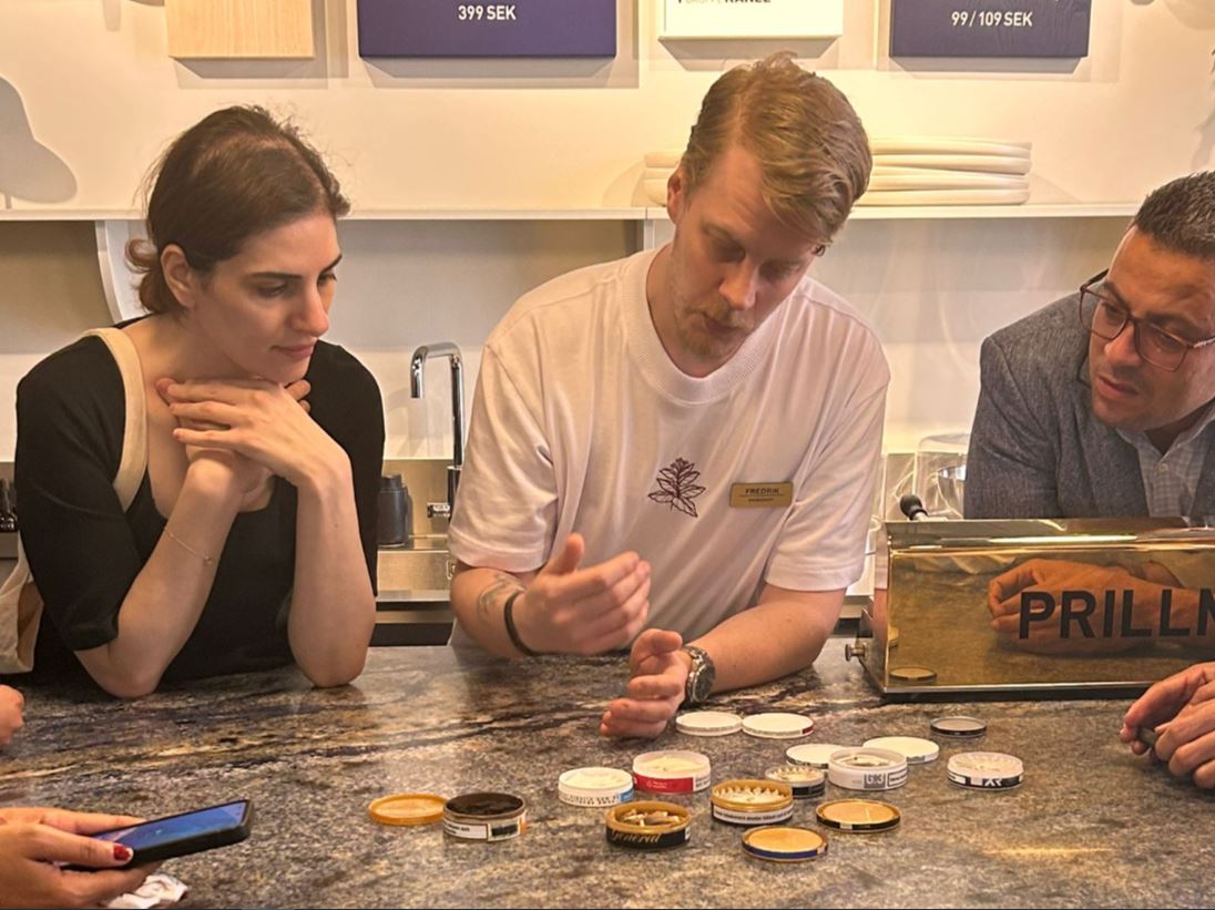 أصناف من تبغ السنوس وأكياس النيكوتين بأحد متاجر سويدش ماش