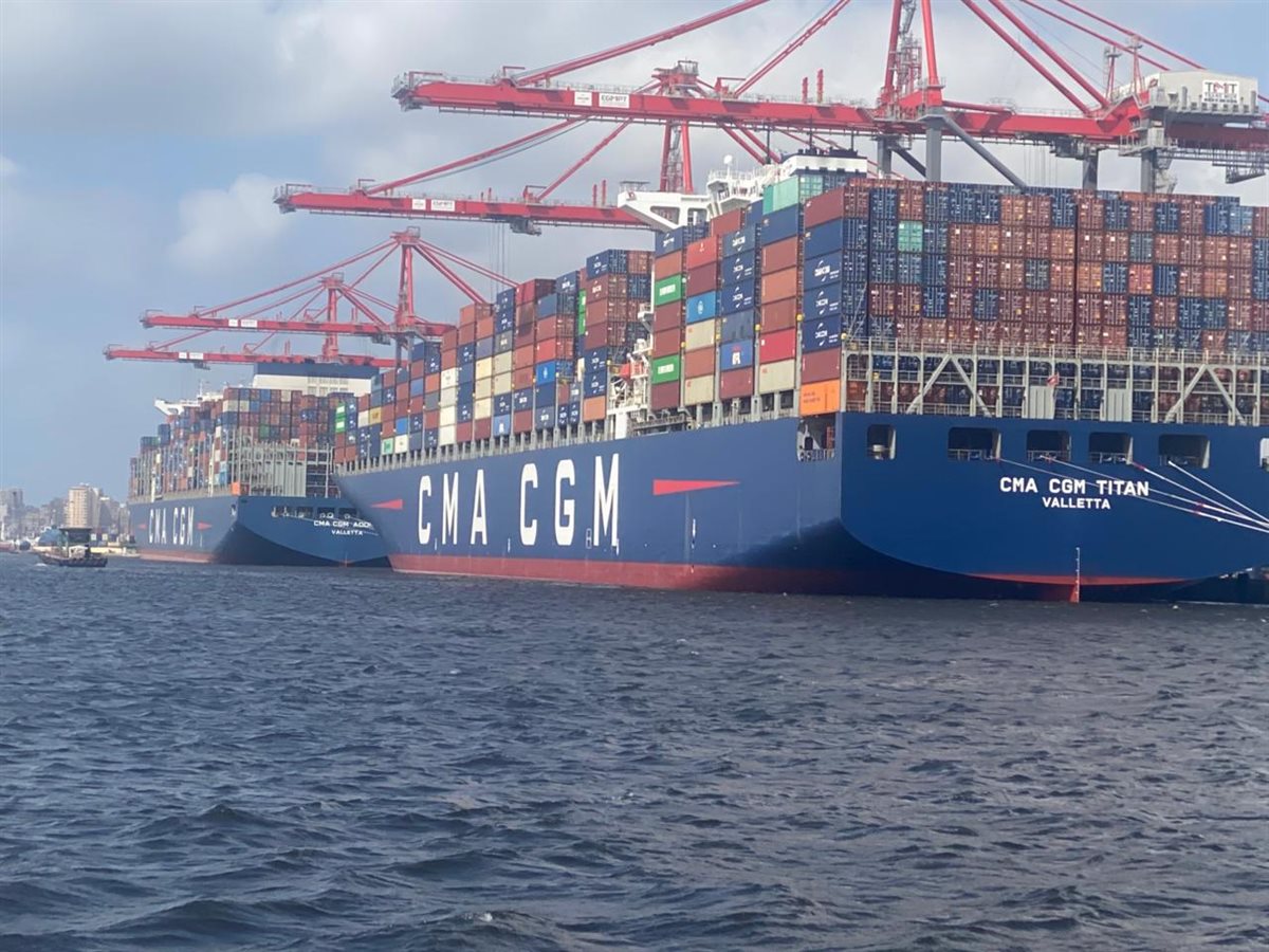 سفينتين عملاقتين 