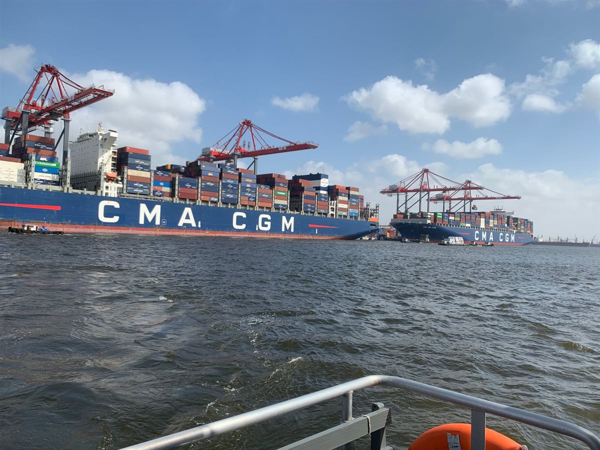 سفينتين عملاقتين 