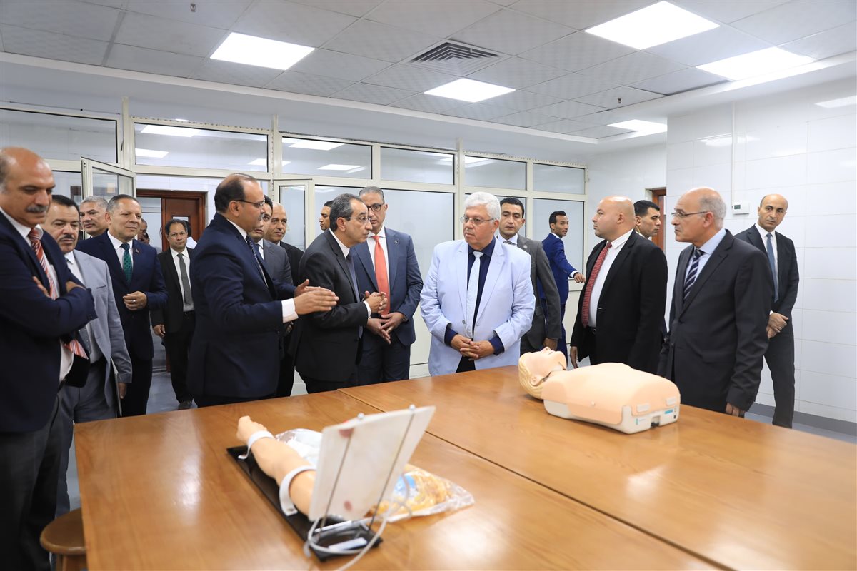 وزير التعليم العالي يتفقد جامعة الفيوم الأهلية