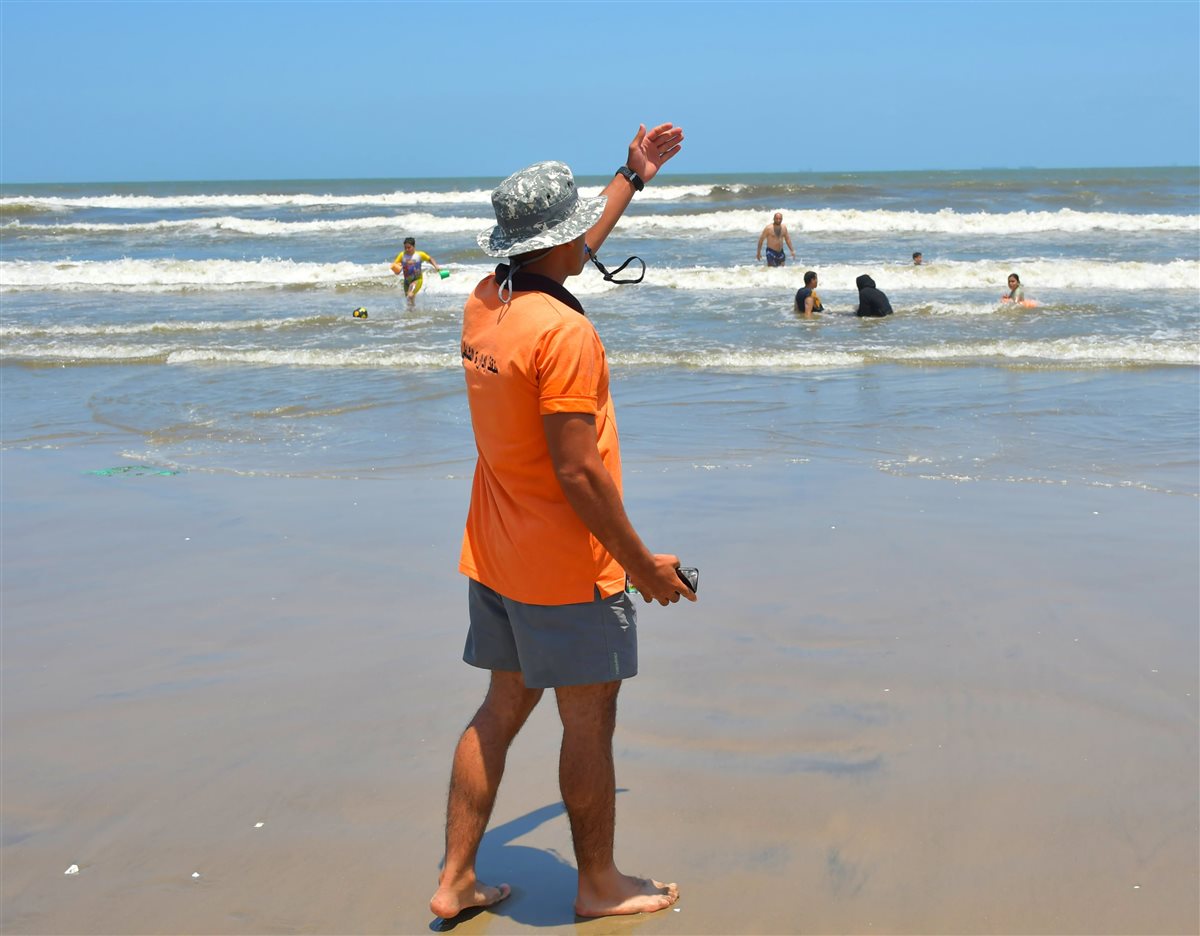 فرق الإنقاذ على شاطئ بورسعيد 