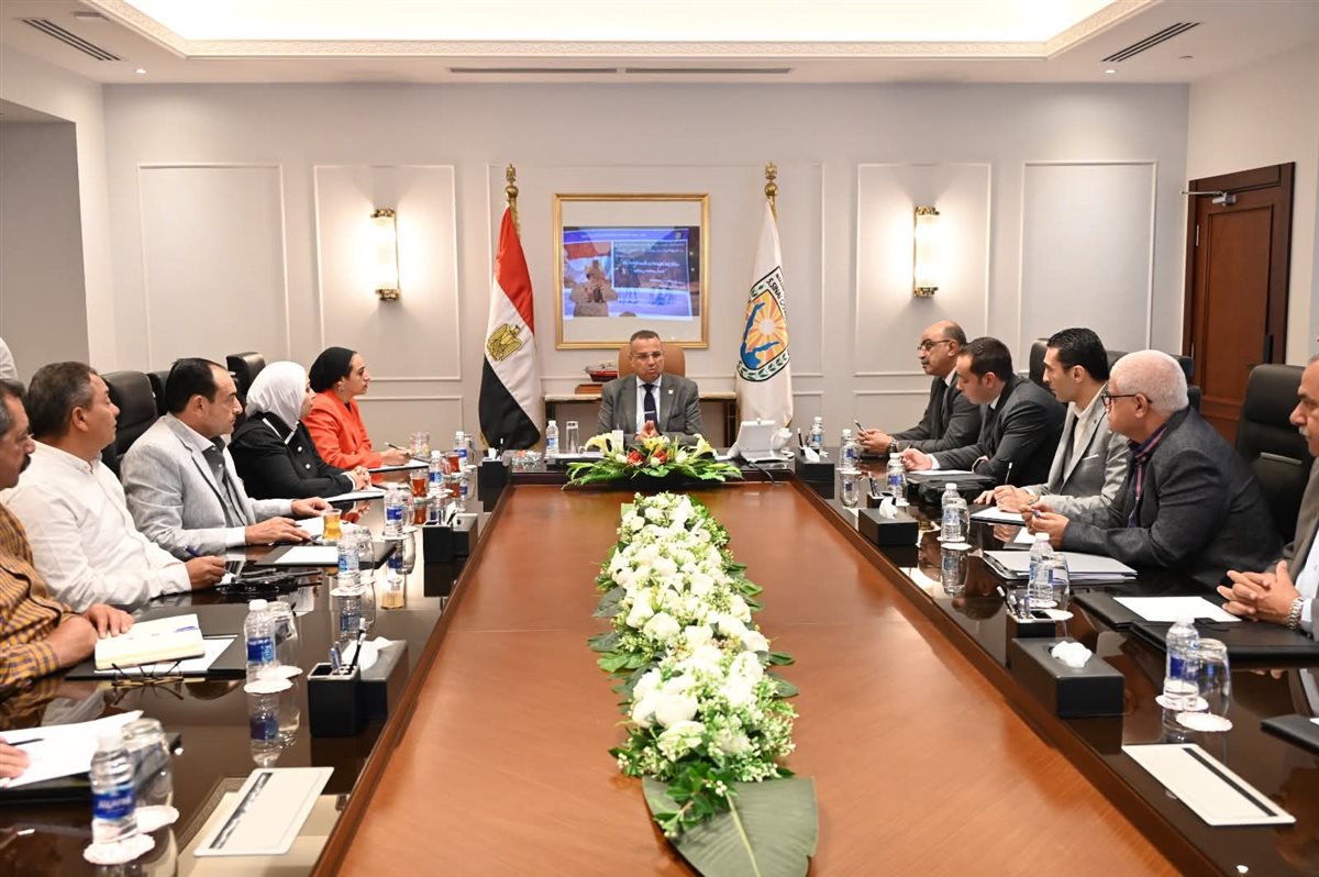 محافظ جنوب سيناء خلال الاجتماع