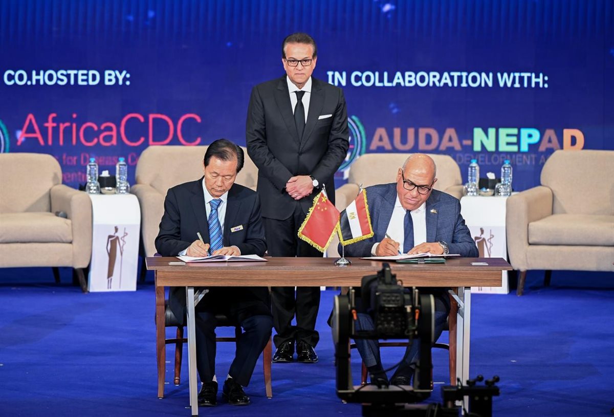 وزير الصحة يشهد توقيع عقد الشراكة بين الهيئة العربية للتصنيع للأجهزة الطبية XGY وشركة لتأسيس الشركة العربية - الصينية 