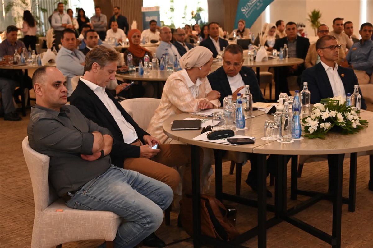 وزيرة البيئة ومحافظ جنوب سيناء يكرمان رواد العمل البيئي