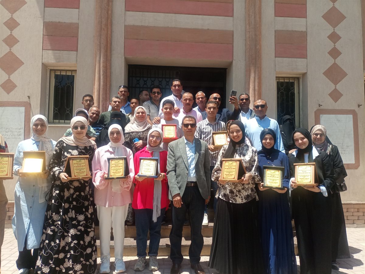 وكيل تعليم كفر الشيخ يكرم اوائل الإعدادية 