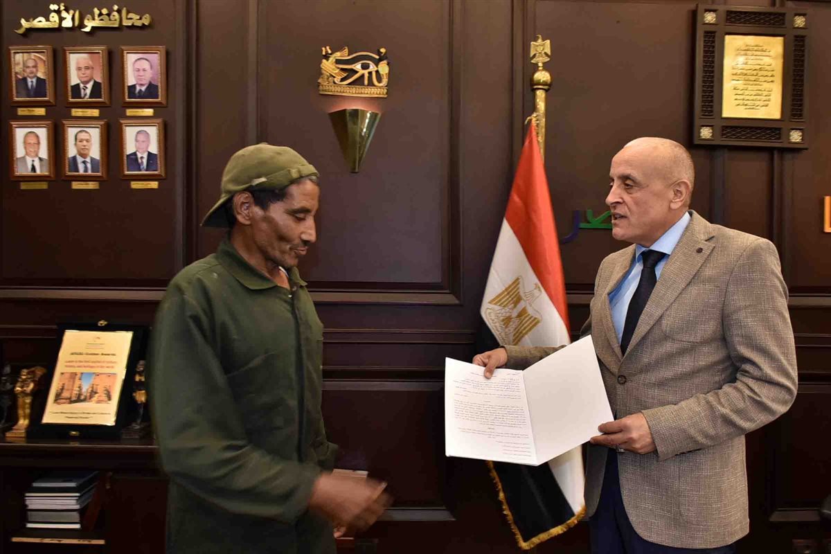 محافظ الأقصر يفى بوعده بشقة لعامل نظافة