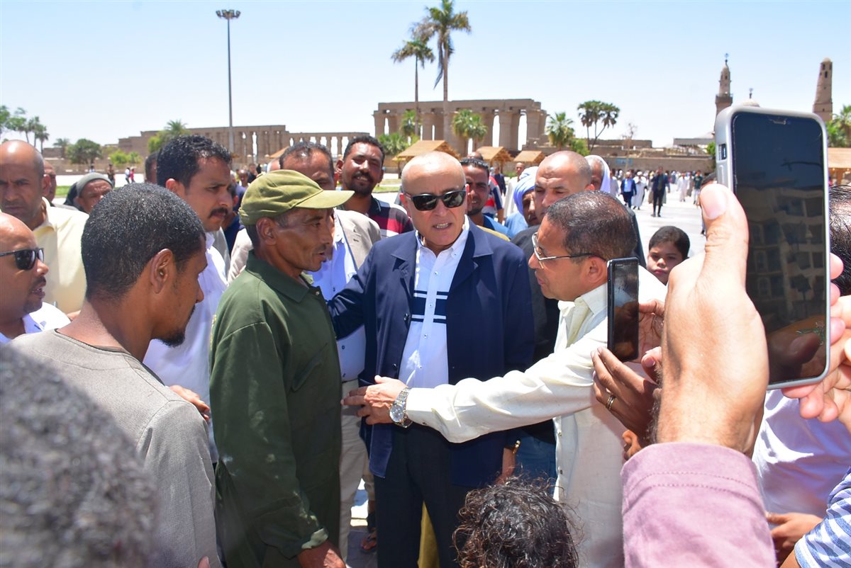 محافظ الأقصر يفى بوعده بشقة لعامل نظافة