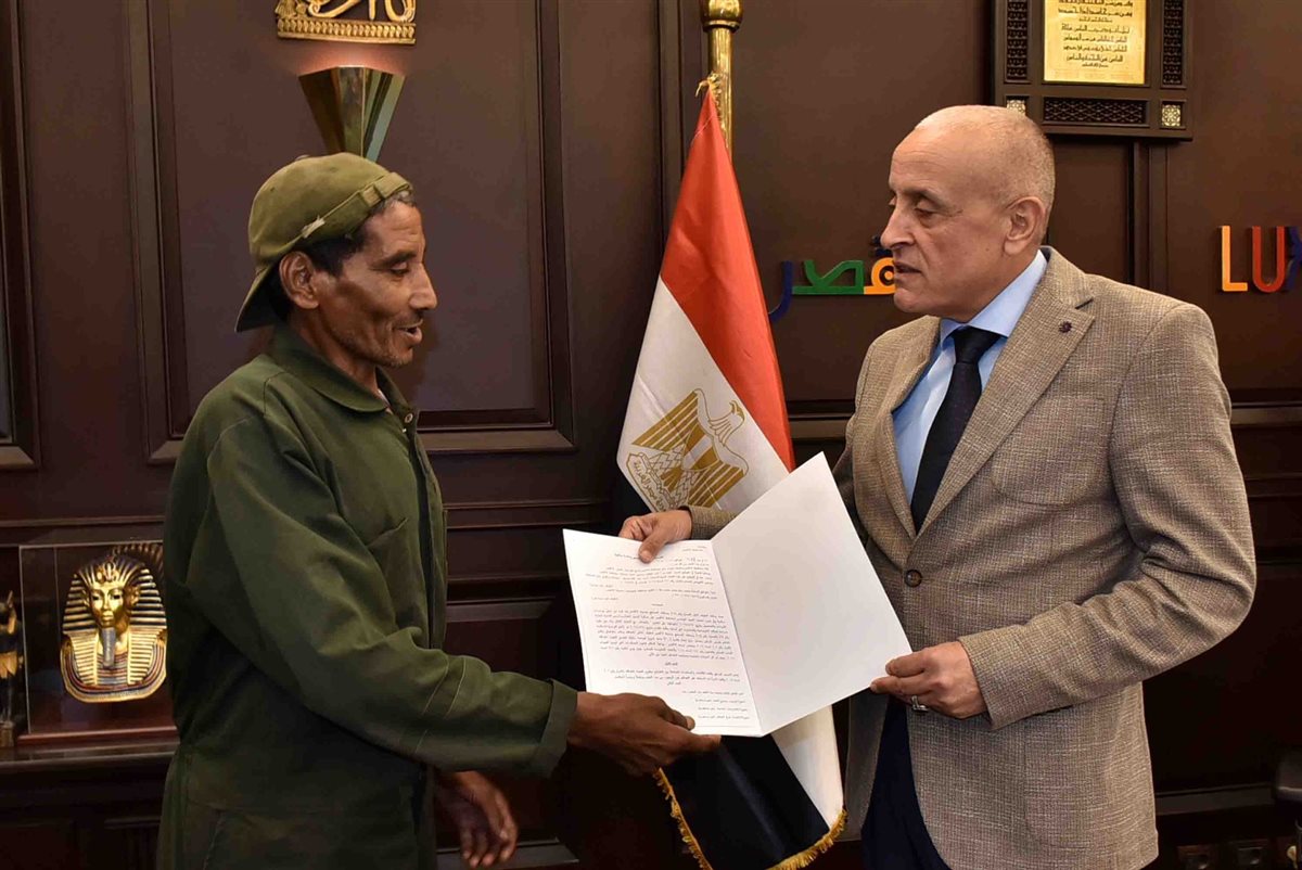 محافظ الأقصر يفى بوعده بشقة لعامل نظافة