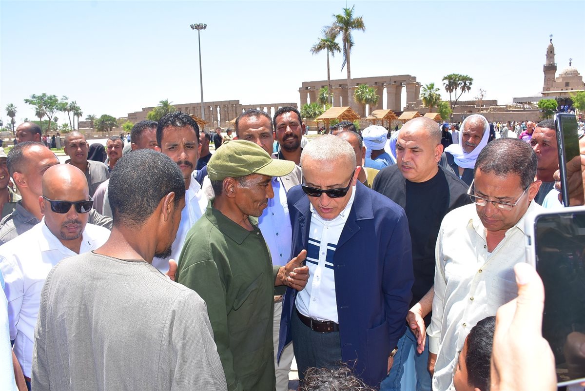 محافظ الأقصر يفى بوعده بشقة لعامل نظافة