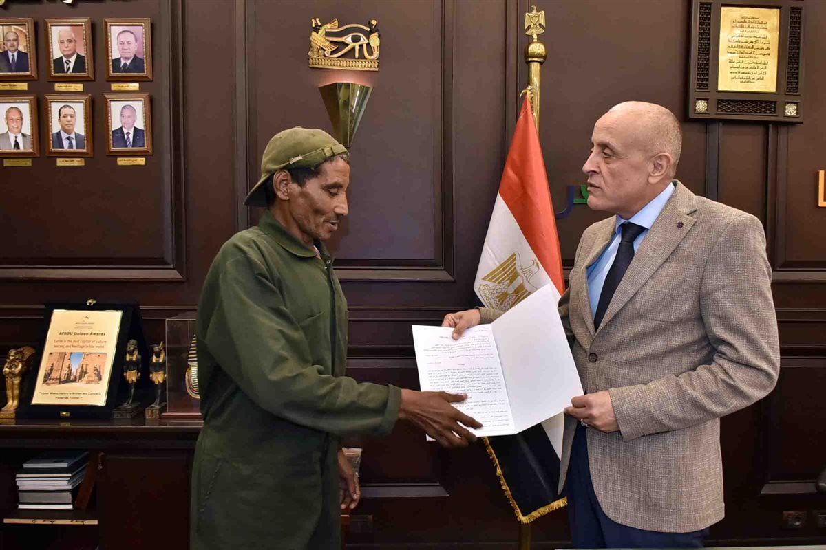 محافظ الأقصر يفى بوعده بشقة لعامل نظافة