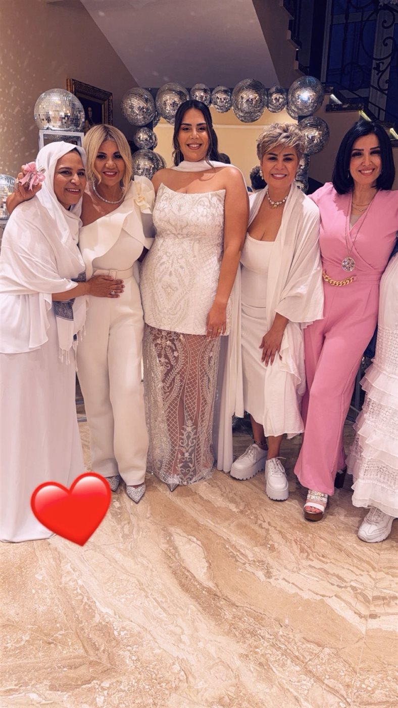 مفيدة شيحة تحتفل بـ حنة ابنتها منة وسط مجموعة من أصدقائها الإعلاميات والمشاهير منهم بوسي شلبي ودعاء فاروق