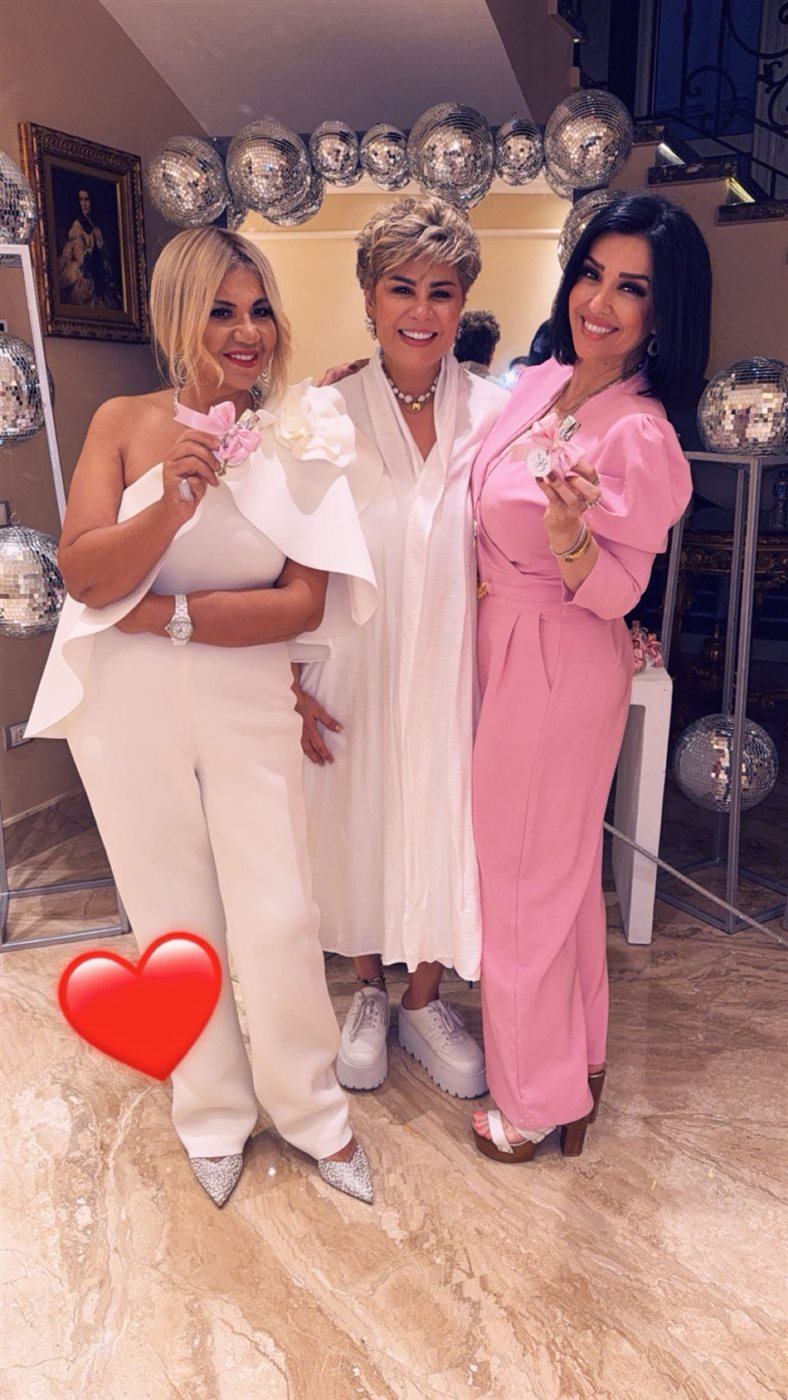 مفيدة شيحة تحتفل بـ حنة ابنتها منة وسط مجموعة من أصدقائها الإعلاميات والمشاهير منهم بوسي شلبي ودعاء فاروق