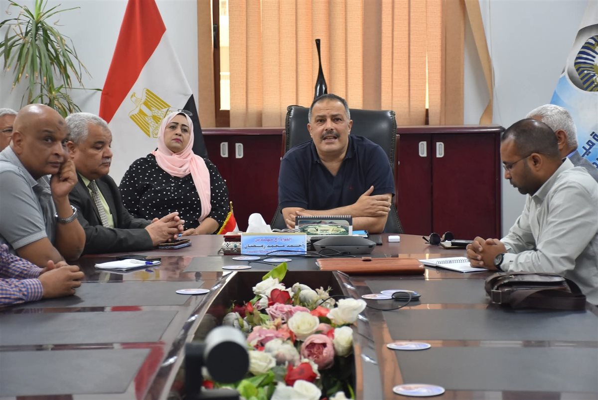 ورشة متخصصة لصناعة زي السلامة داخل شركة مياه الاقصر