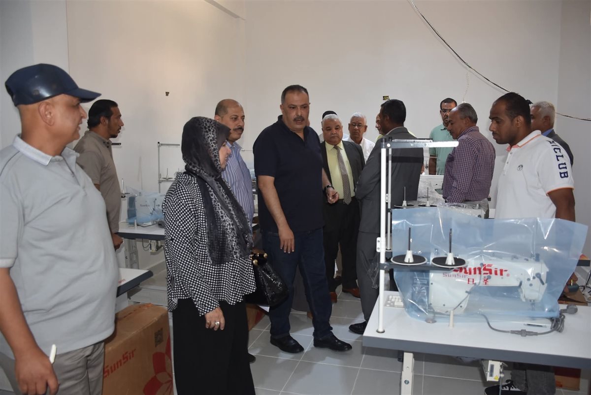 ورشة متخصصة لصناعة زي السلامة داخل شركة مياه الاقصر